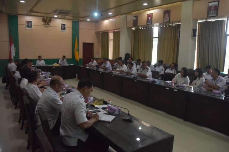 Pj Sekda Katingan saat pimpin rapat